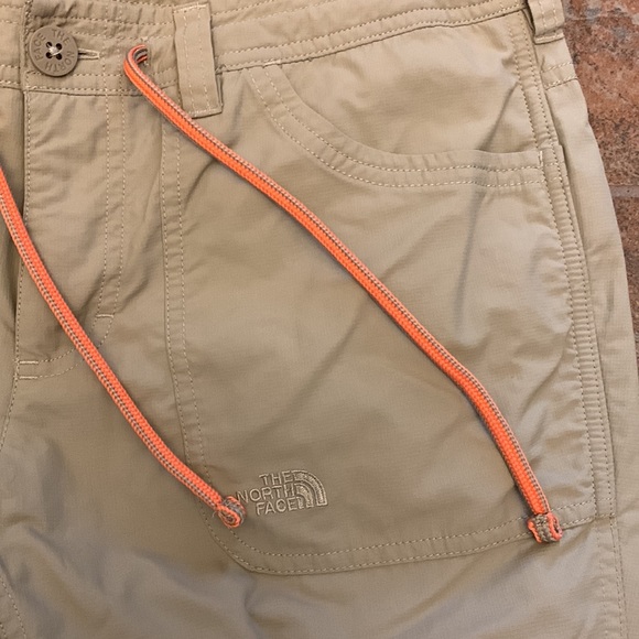 Nearly new NORTH FACE adventure pants 8 convertible - Picture 4 of 11